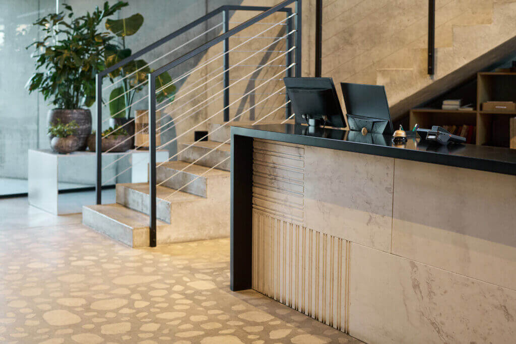 Moderne Büroeinrichtung mit Treppe und Topfpflanzen